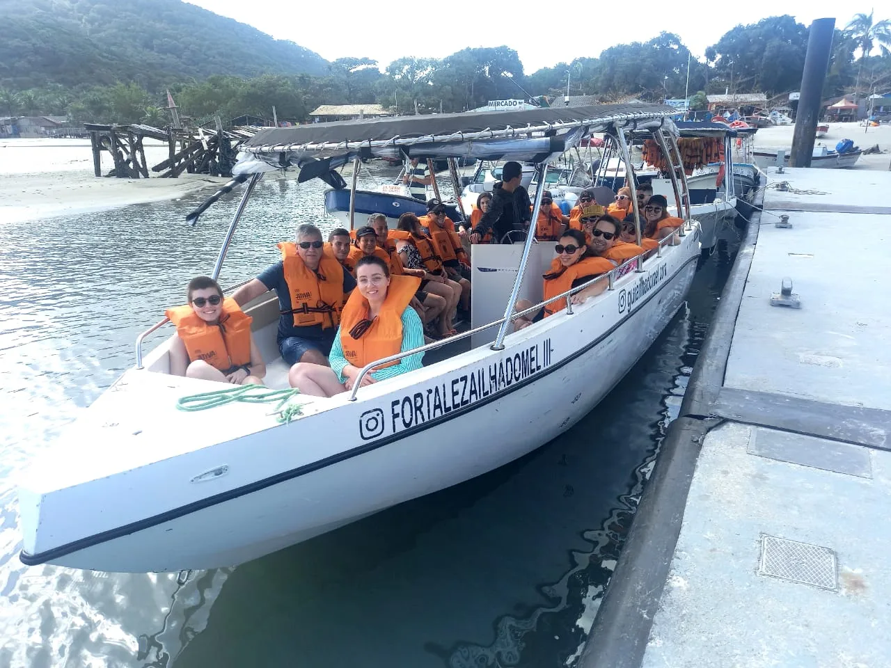 Lancha fortaleza com Passageiros no trapiche de Encantadas