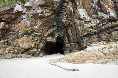 Entrada da Gruta das Encantadas na Ilha do Mel