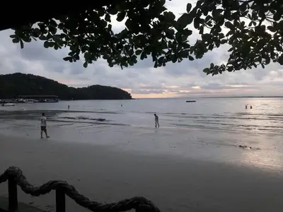 Praia com banhistas - Praia Nhá Pina - Ilha do Mel - Pr