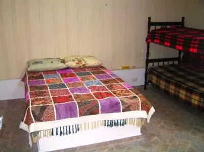 quarto com cama de casal e beliche