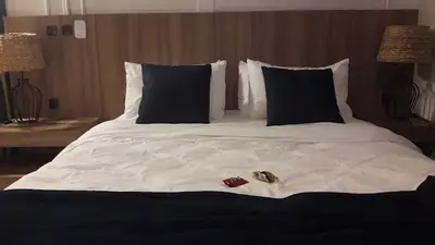 Quarto com cama de casal