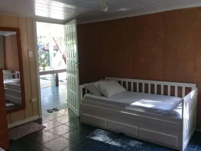 Quarto com cama individual da Pousada Duda Mel
