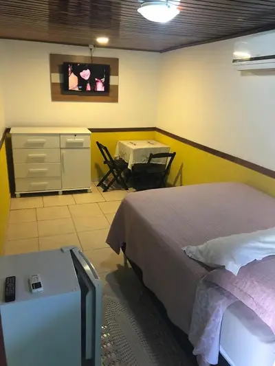 Quarto com mesa para refeições - Restaurante e Pousada Ilha do Mel - Ilha do Mel - Pr