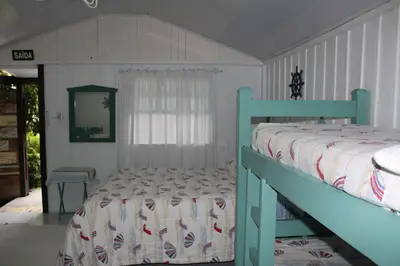 quarto com varias camas