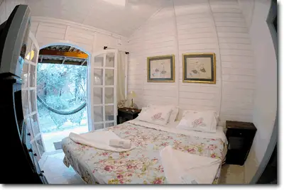 Quarto Rosa da Pousada das Gêmeas, Ilha do Mel PR