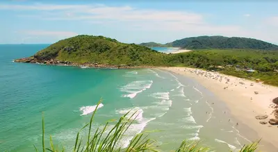 vista de cima da praia Farol das Conchas
