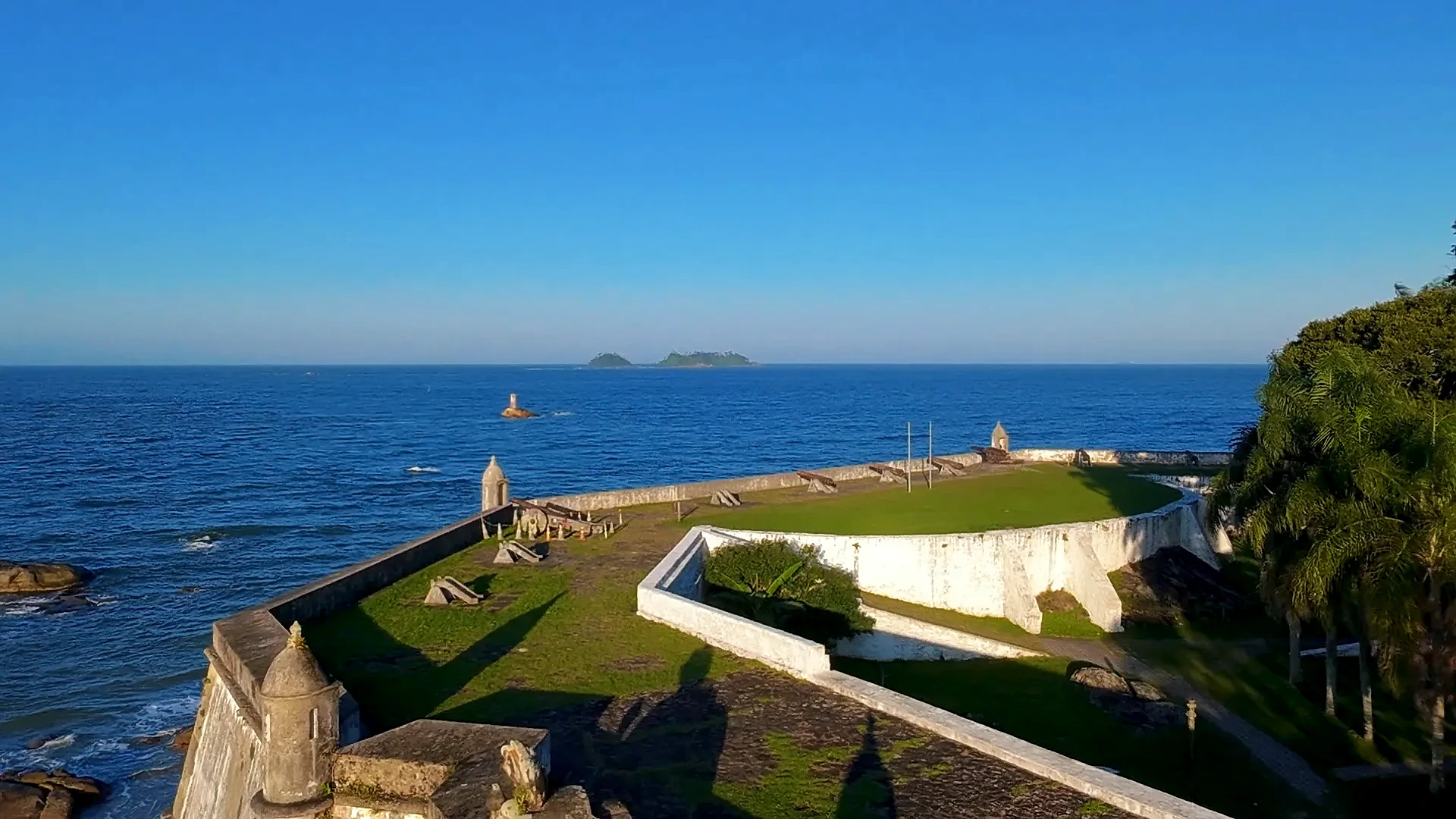 Foto aérea tirado no pôr do sol de Fortaleza nossa senhora dos prazeres com o Horizonte e com o mar