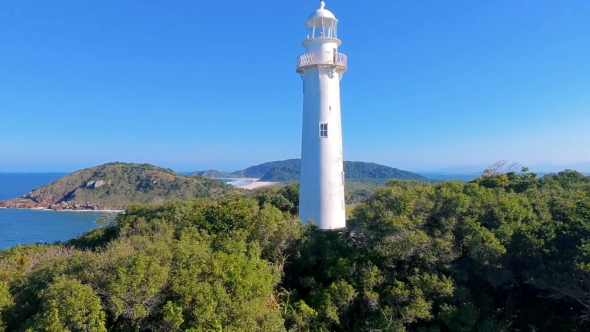 Sequências de fotos aéreas tiradas é em cima do Farol das Conchas é focando o próprio Farol Praia de Fora e Praia do Farol com um pedaço do Istmo