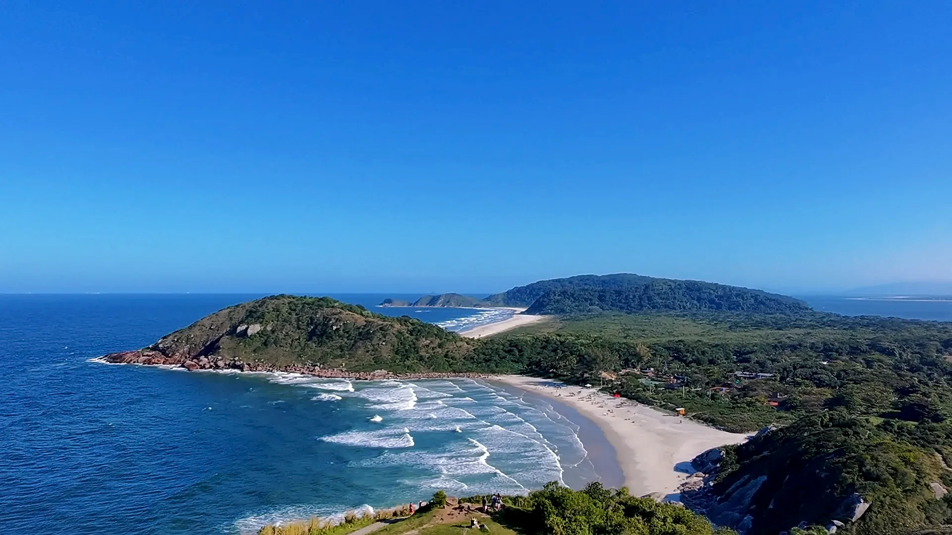 Sequências de fotos aéreas tiradas é em cima do Farol das Conchas é focando o próprio Farol Praia de Fora e Praia do Farol com um pedaço do Istmo