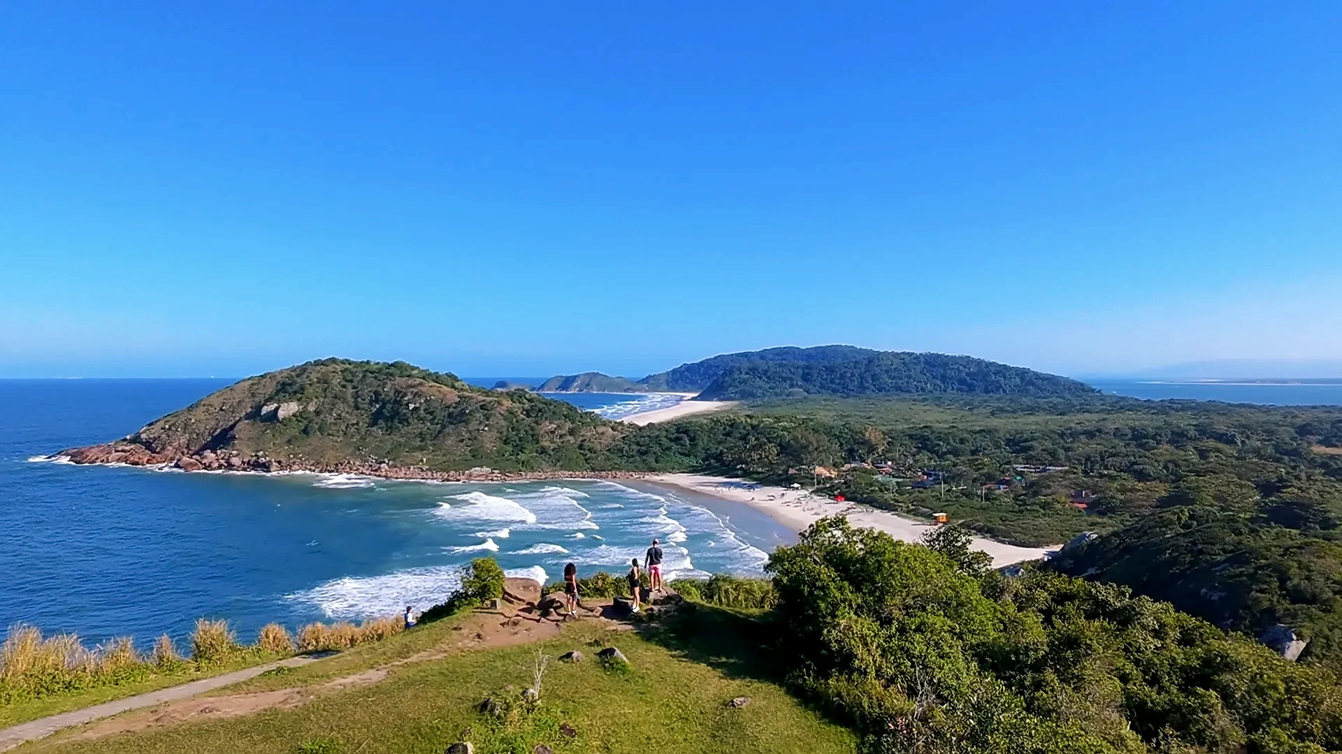 Sequências de fotos aéreas tiradas é em cima do Farol das Conchas é focando o próprio Farol Praia de Fora e Praia do Farol com um pedaço do Istmo