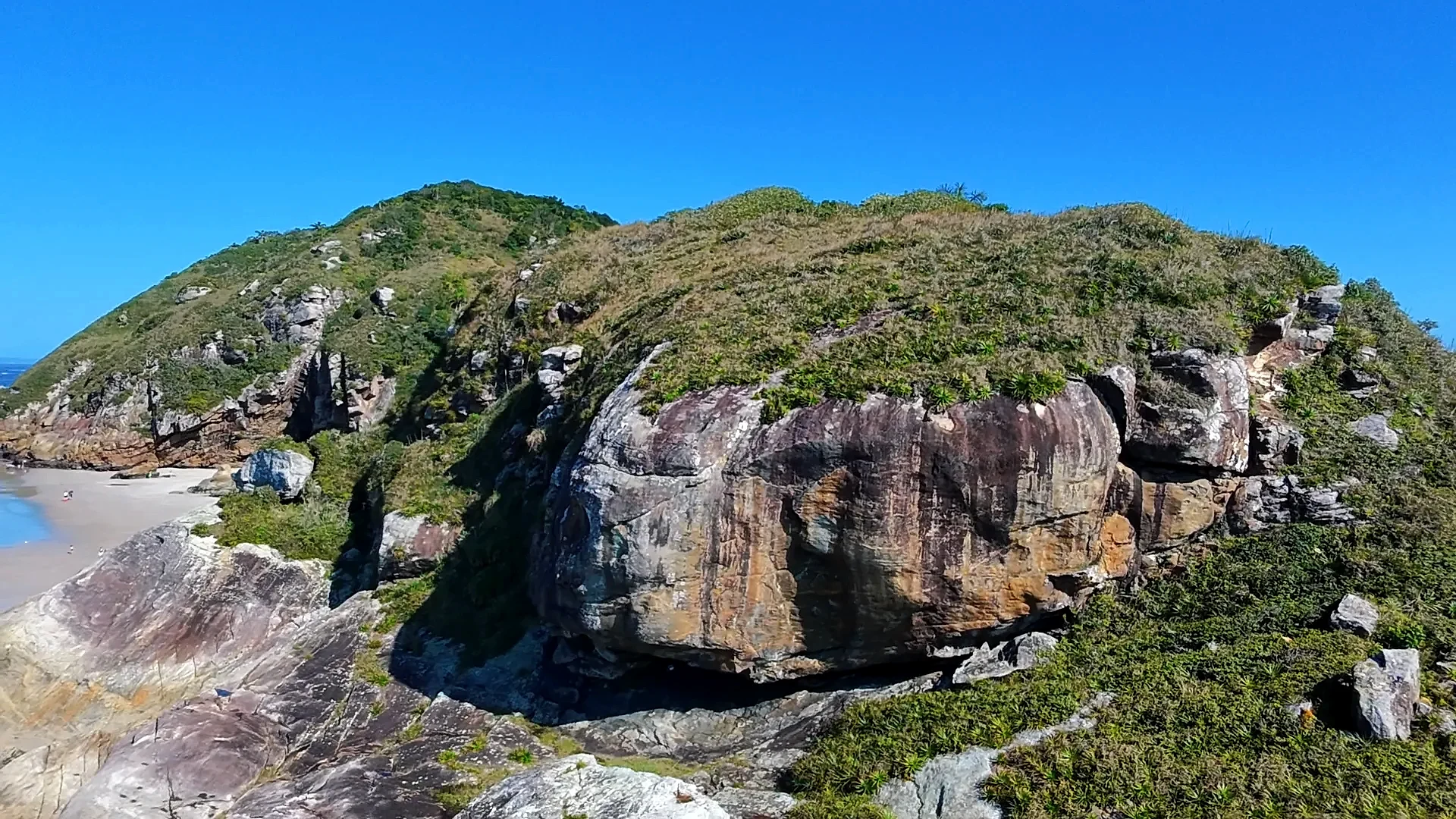 Sequência de fotos aéreas onde o foco é a Gruta Morro do careca e a praia de encantadas