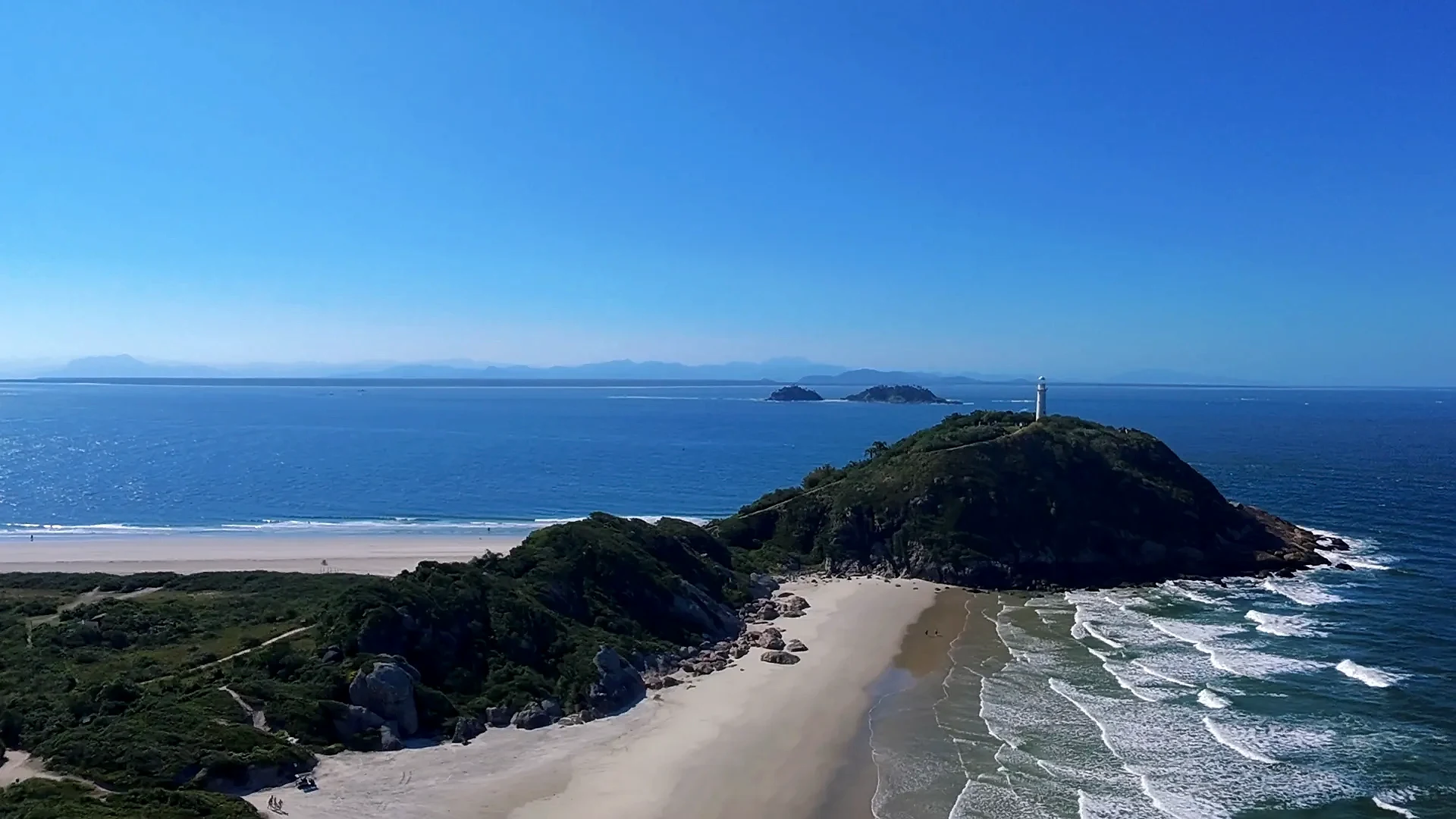 Foto aérea da Praia de Fora com foco no Farol das Conchas da praia de Brasília