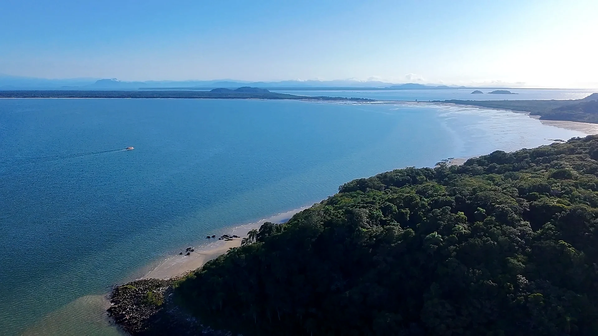 Foto é aérea da praia de encantadas Aonde aparece um pedaço da praia do Bananal e o trapiche de Brasília e no fundo o istmo