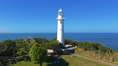 Sequências de fotos aéreas tiradas é em cima do Farol das Conchas é focando o próprio Farol Praia de Fora e Praia do Farol com um pedaço do Istmo