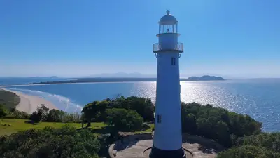 Sequências de fotos aéreas tiradas é em cima do Farol das Conchas é focando o próprio Farol Praia de Fora e Praia do Farol com um pedaço do Istmo