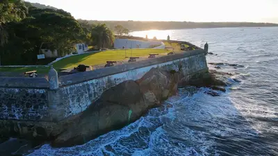 Sequências de fotos aéreas tirado do pôr do sol é focando o morro da baleia a Vila da Fortaleza é e a Fortaleza nossa senhora dos prazeres