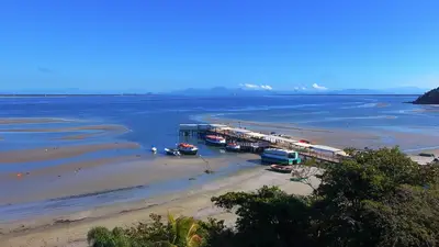 Foto aérea é tirada de um ângulo na horizontal do trapiche de cantadas